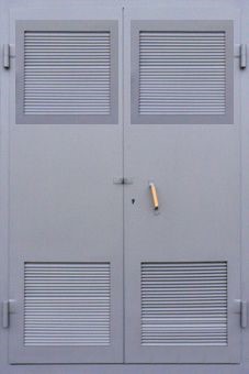 Двустворчатая противопожарная дверь с вентиляционными решетками