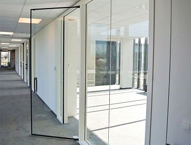 Противопожарная дверь со стеклом без рам для офиса