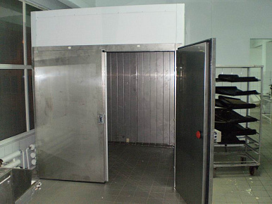 Двустворчатая дверь из нержавейки для пекарни